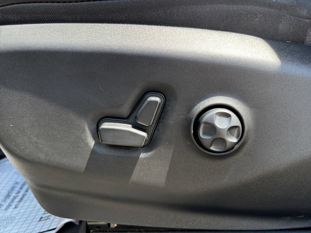 Used 2023 Chrysler Pacifica Limited w/ Uconnect Theater Family Group FWD image 25