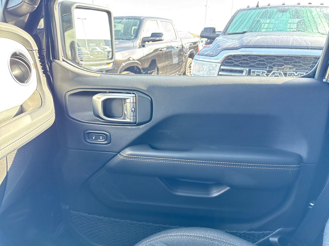 Used 2025 Jeep Wrangler Unlimited Sahara image 24