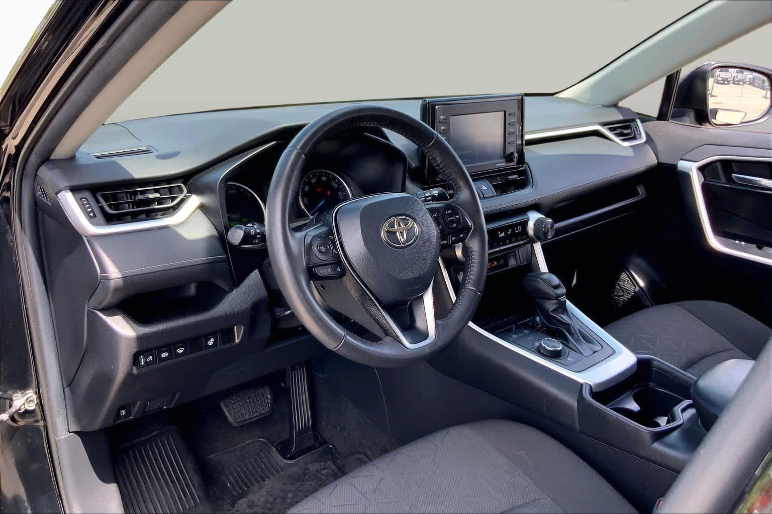 Used 2021 Toyota RAV4 XLE w/ XLE Grade Weather Package AWD/4WD image 17