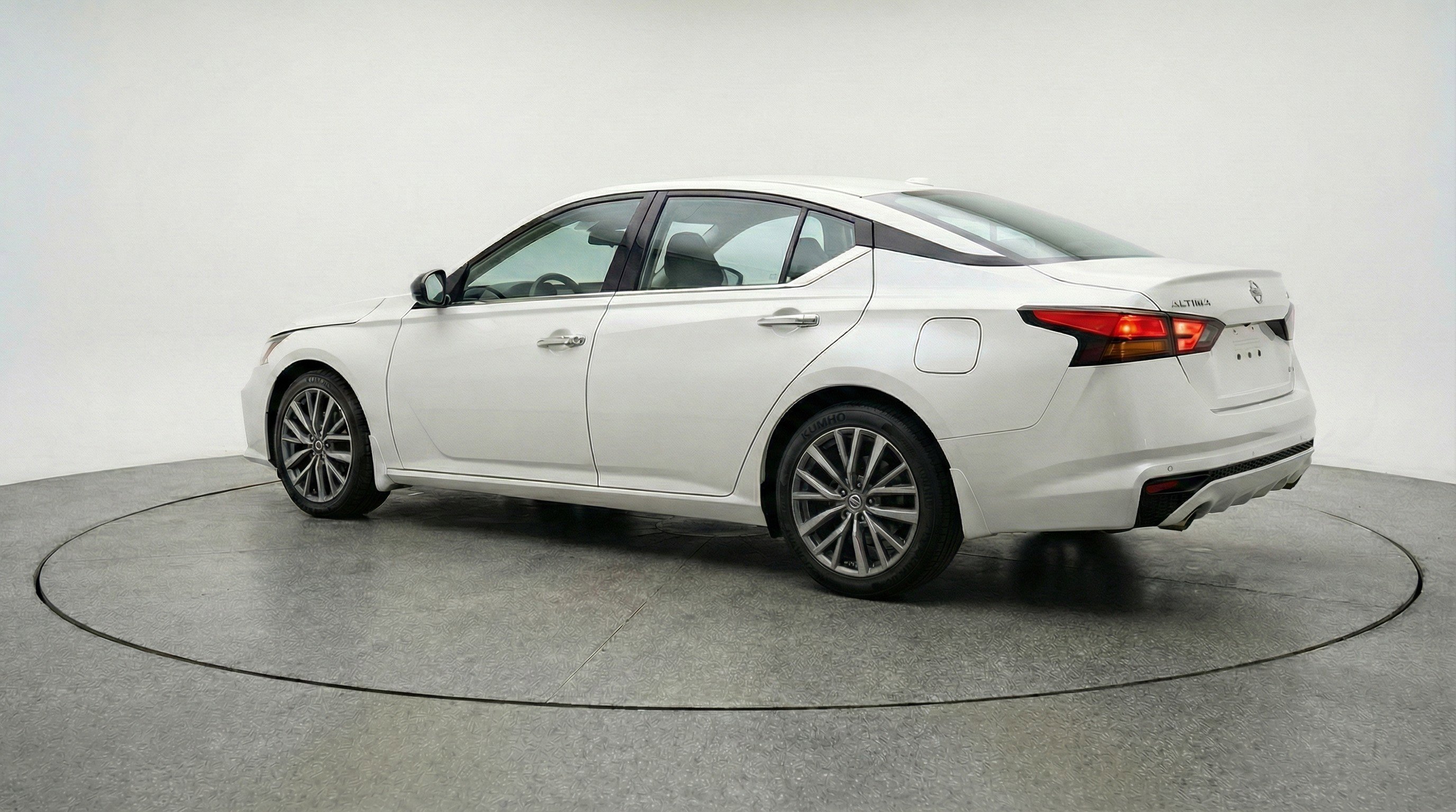 Used 2025 Nissan Altima 2.5 SV FWD image 6