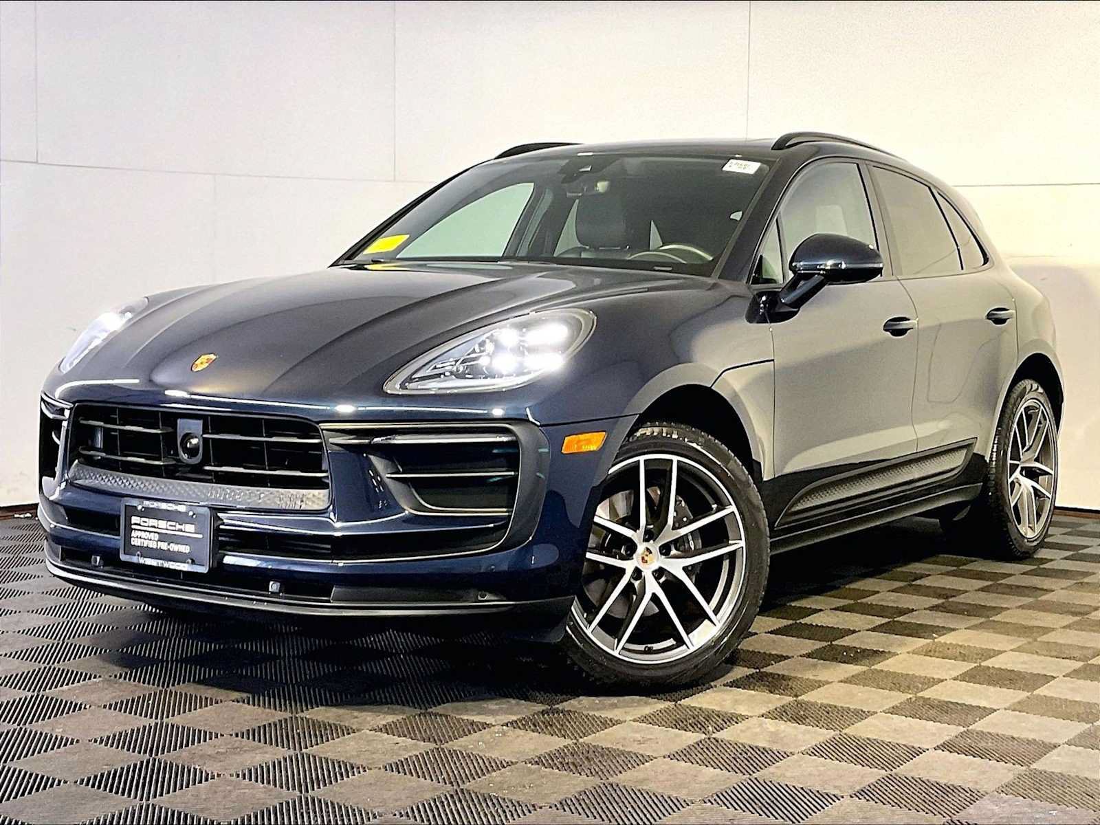 Certified 2023 Porsche Macan AWD/4WD image 1