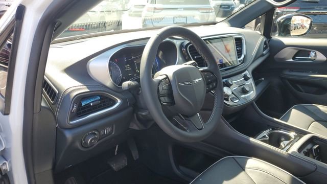 Certified 2026 Chrysler Pacifica Limited w/ S Appearance Package FWD image 10