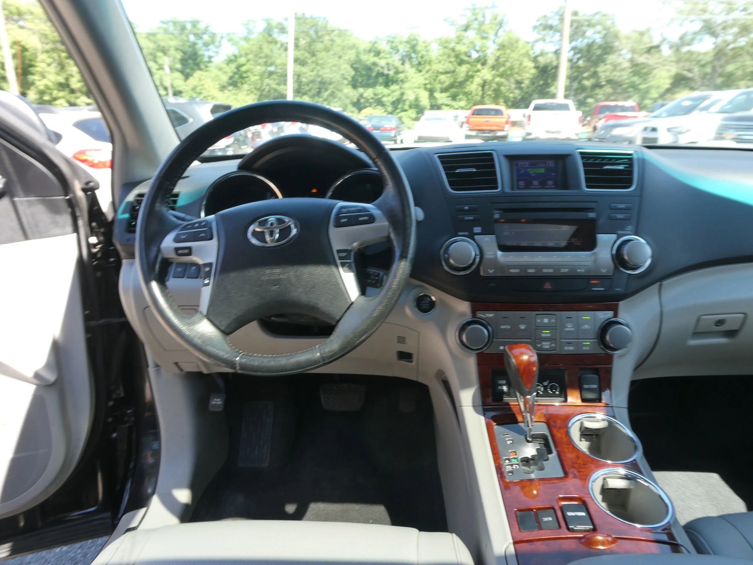 Used 2012 Toyota Highlander Limited w/ Tow Pkg FWD image 14