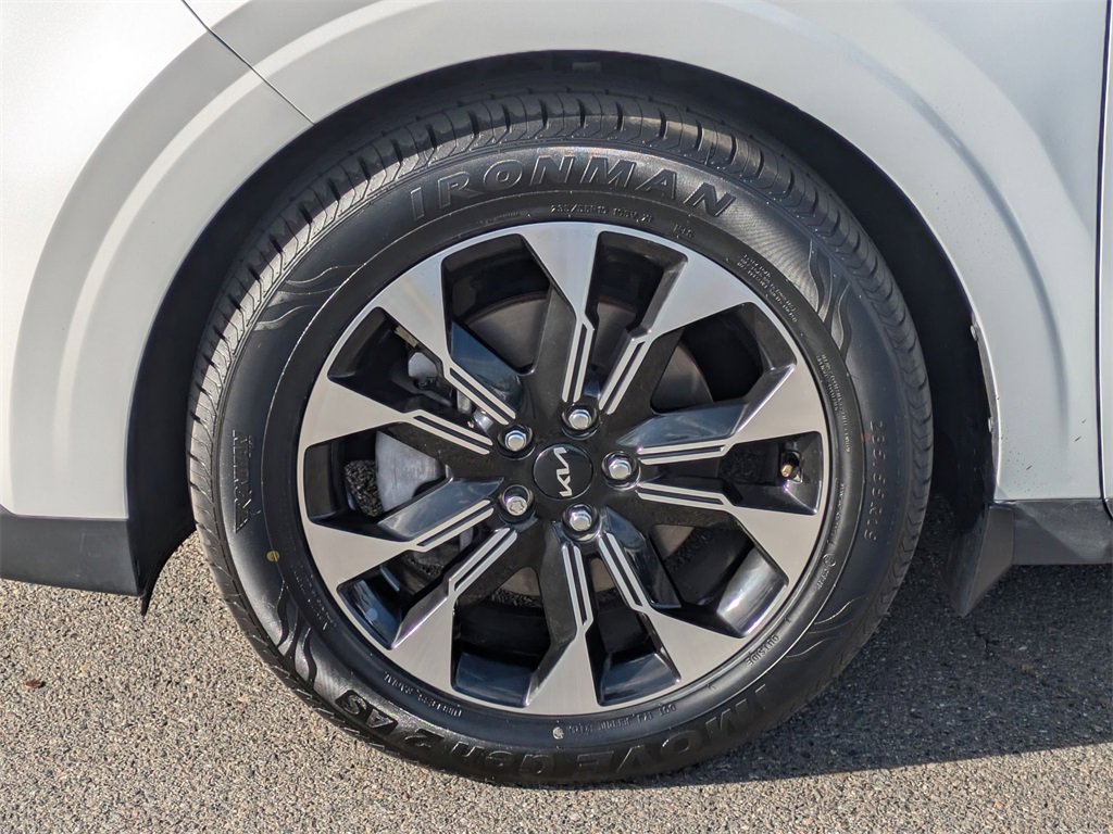 Used 2024 Kia Carnival EX image 11