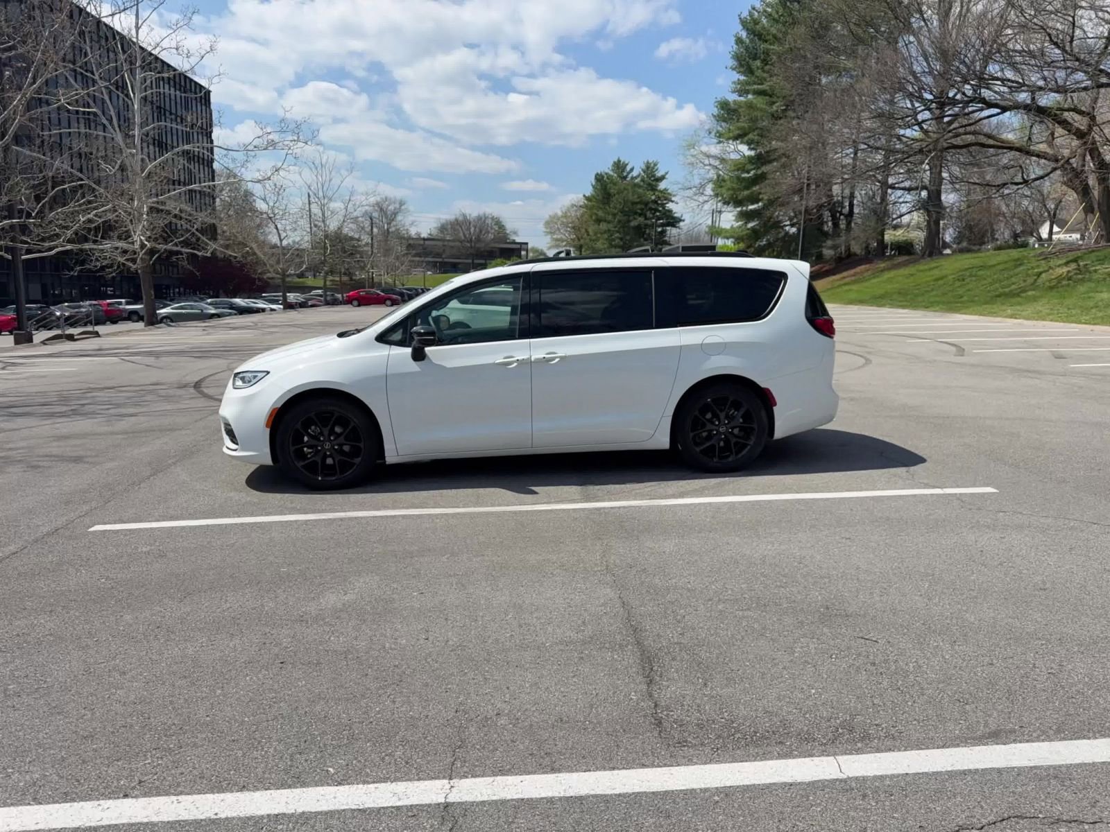 Used 2025 Chrysler Pacifica Limited image 16