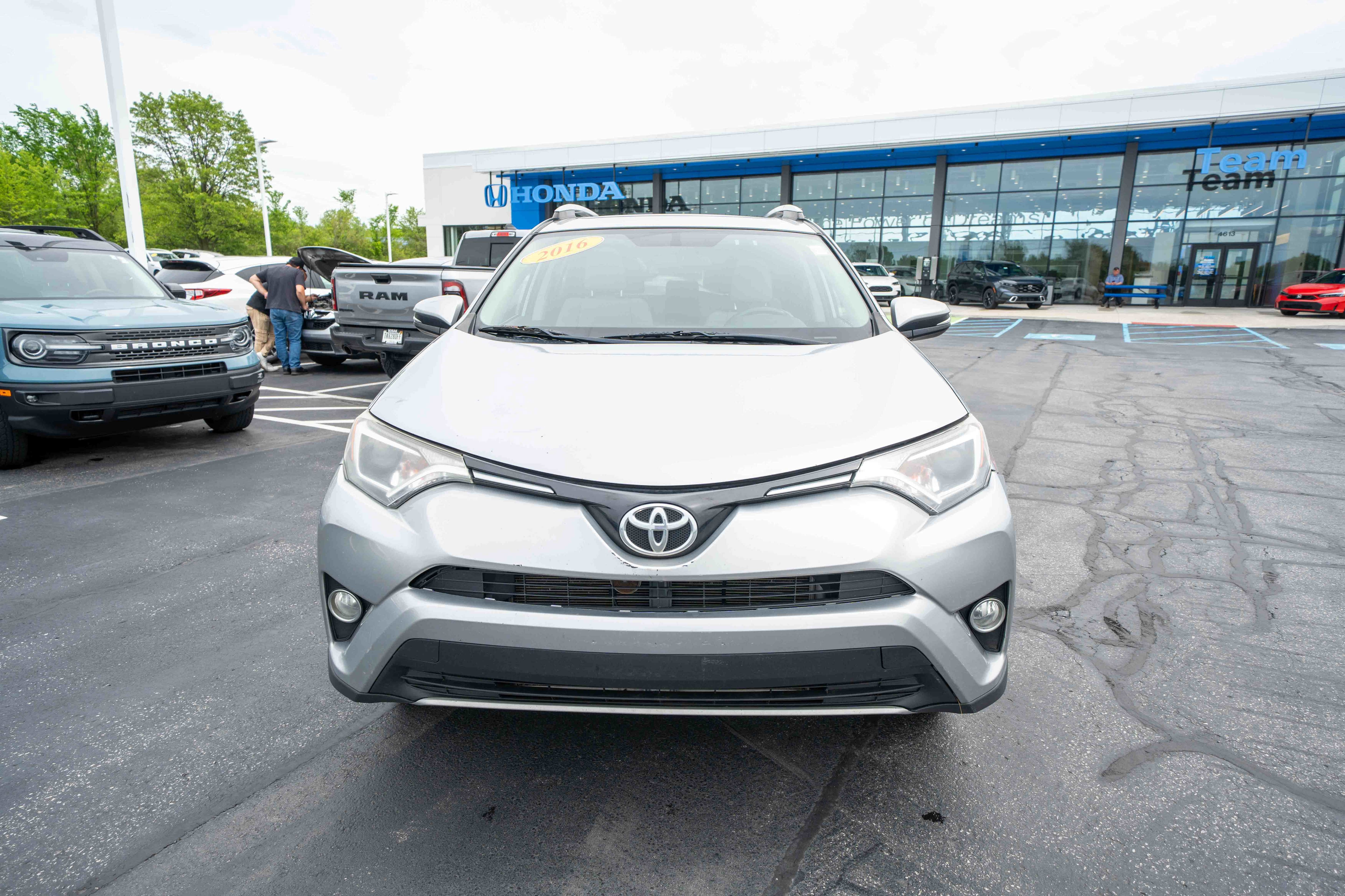 Used 2016 Toyota RAV4 XLE AWD/4WD image 2