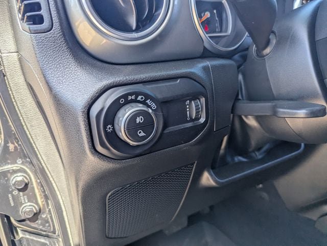 Used 2023 Jeep Gladiator Overland w/ Trailer Tow Package AWD/4WD image 27