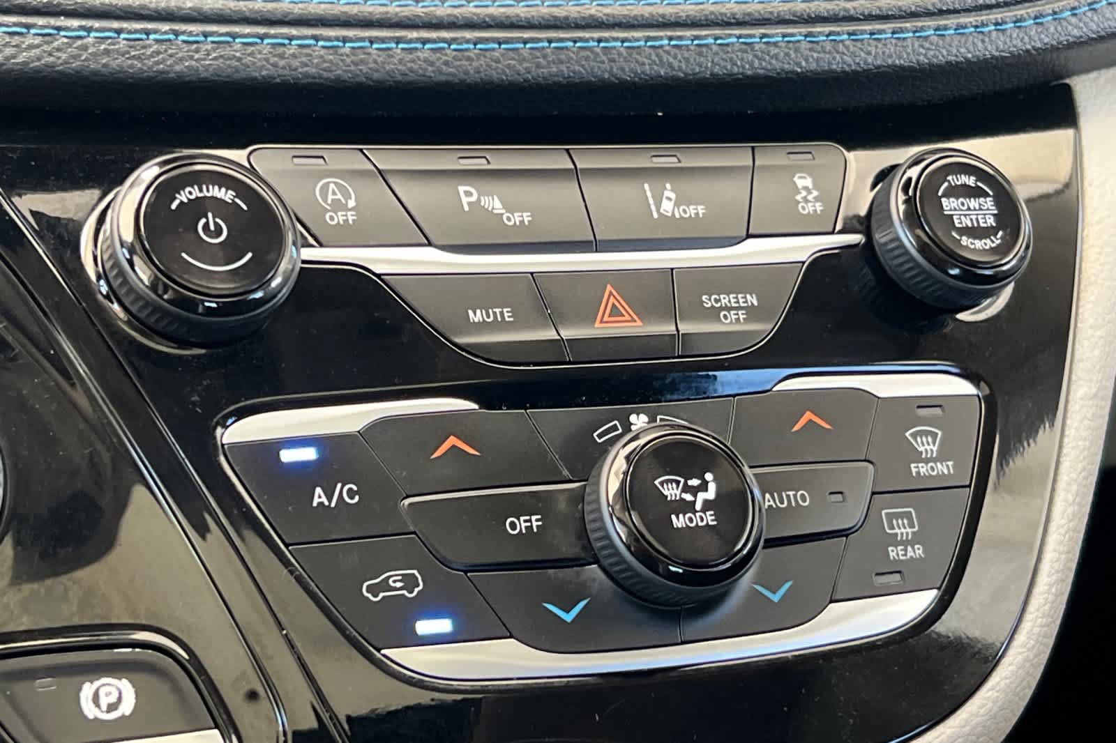 Used 2021 Chrysler Pacifica Touring w/ Uconnect Theater Family Group FWD image 24