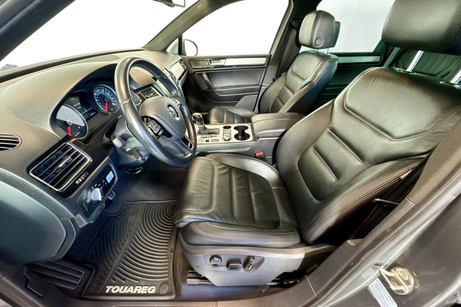 Used 2014 Volkswagen Touareg Sport AWD/4WD image 19