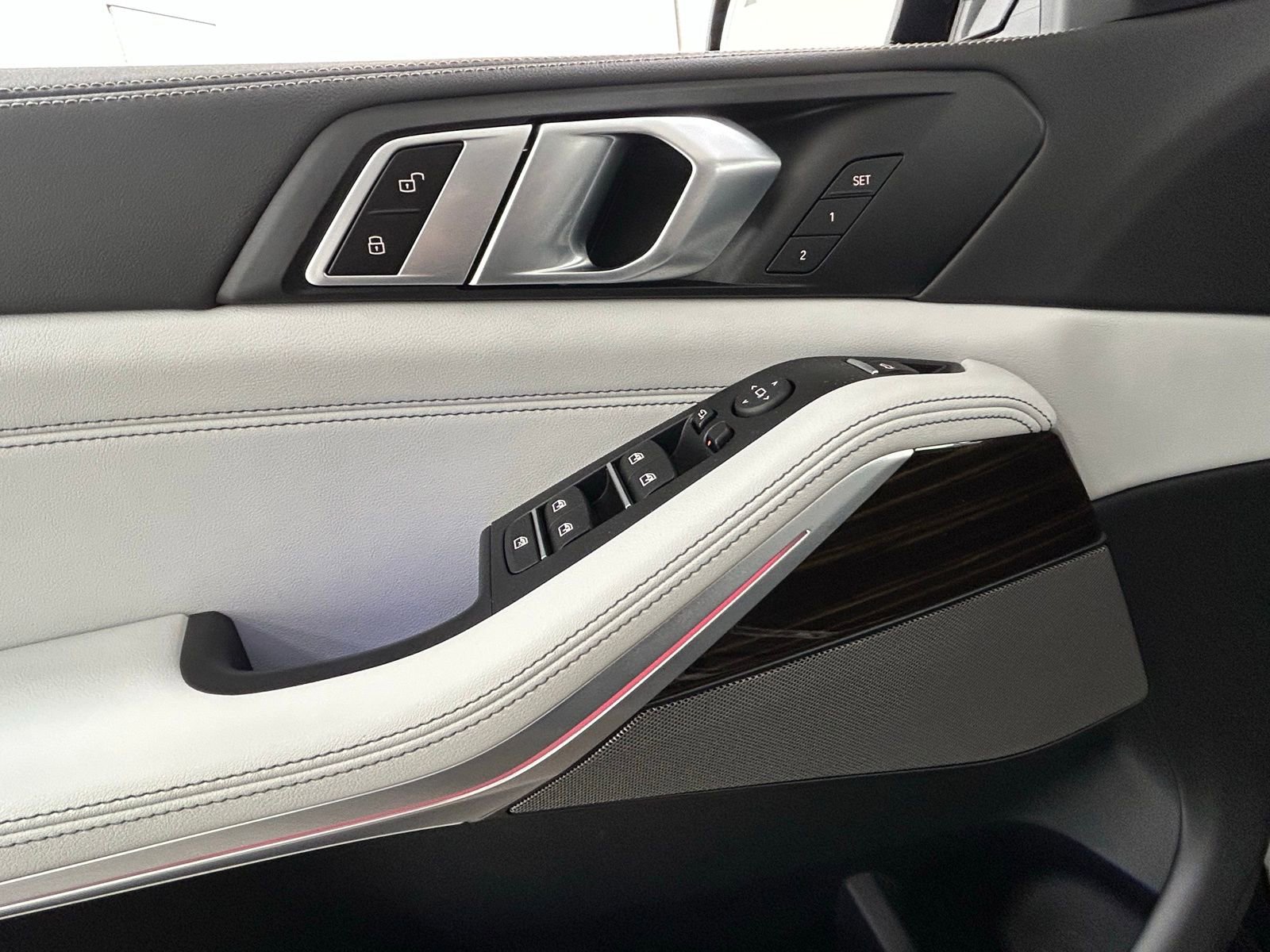 Used 2025 BMW X5 xDrive40i w/ M Sport Package image 25