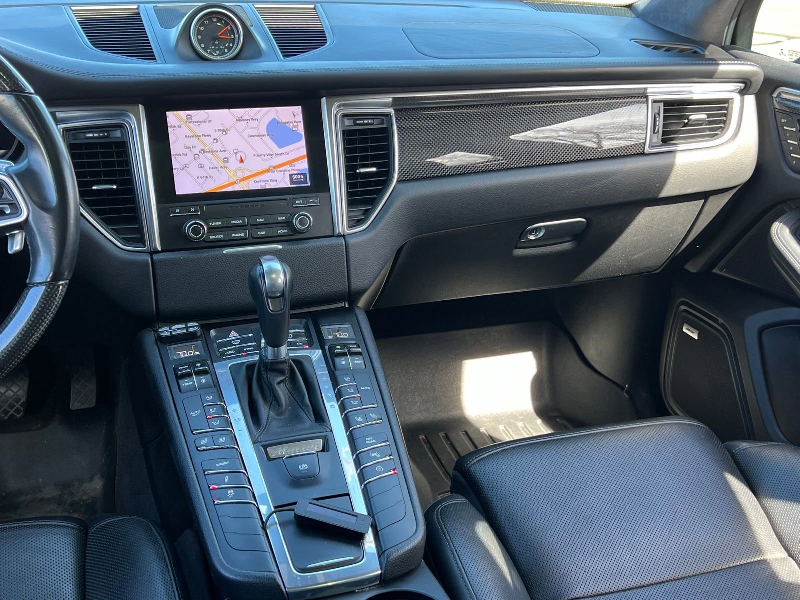 Used 2017 Porsche Macan Turbo image 25