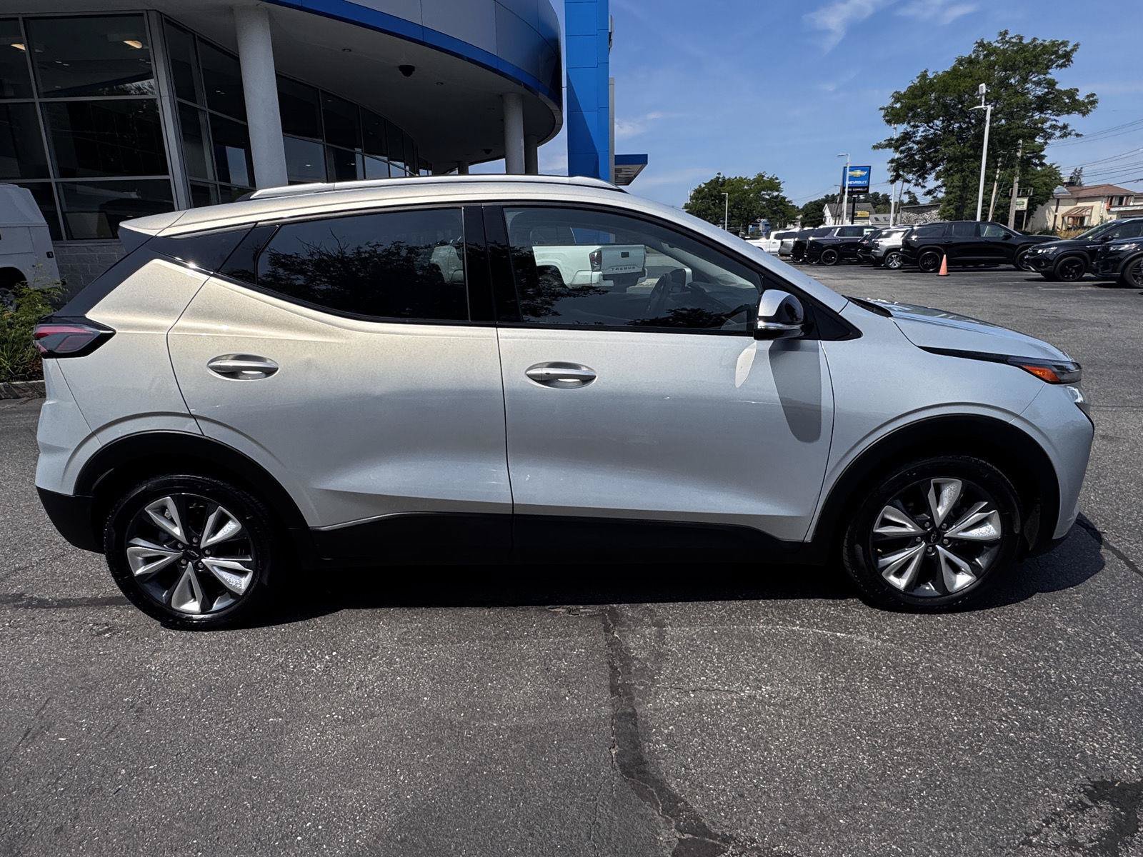 Used 2022 Chevrolet Bolt EUV LT w/ Convenience Package FWD image 8