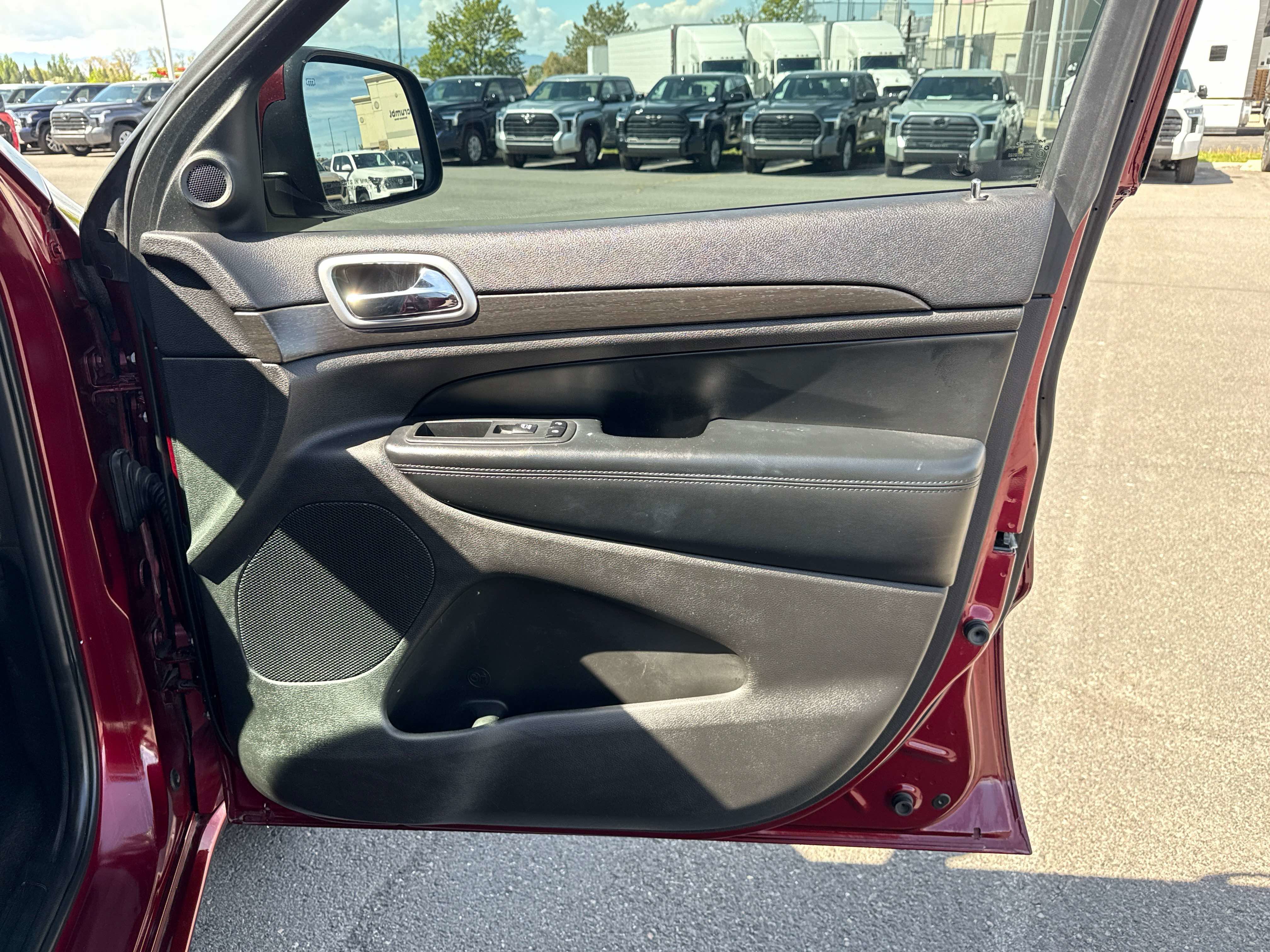 Used 2018 Jeep Grand Cherokee Altitude AWD/4WD image 19