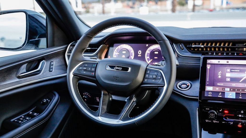 New 2025 Jeep Grand Cherokee Limited w/ Black Appearance Package image 18