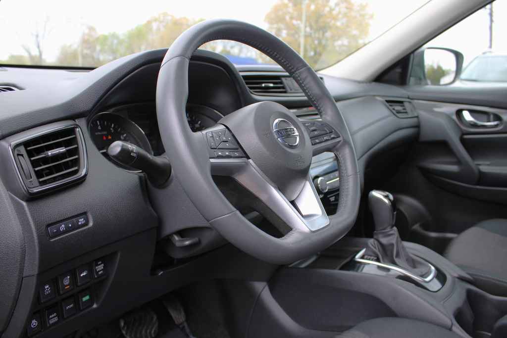 Used 2017 Nissan Rogue SV image 15