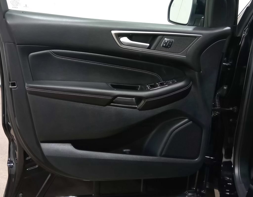 Used 2016 Ford Edge Titanium w/ Equipment Group 301A AWD/4WD image 18
