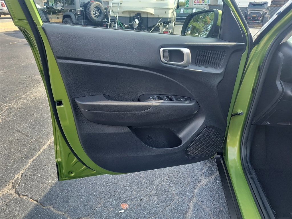 Used 2022 Hyundai Venue SE image 19