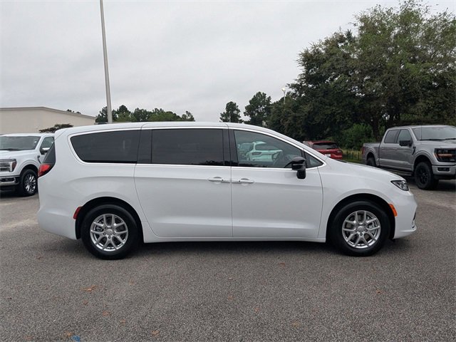 New 2026 Chrysler Pacifica Select image 2