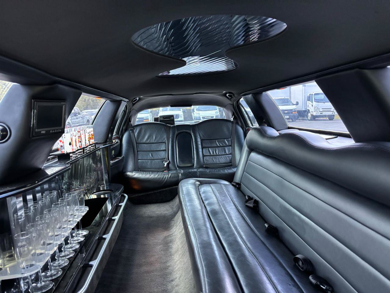 Used 2004 Lincoln Town Car Executive RWD image 9