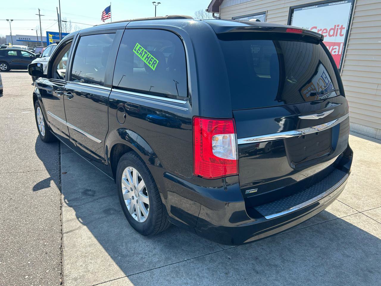 Used 2015 Chrysler Town & Country Touring image 7