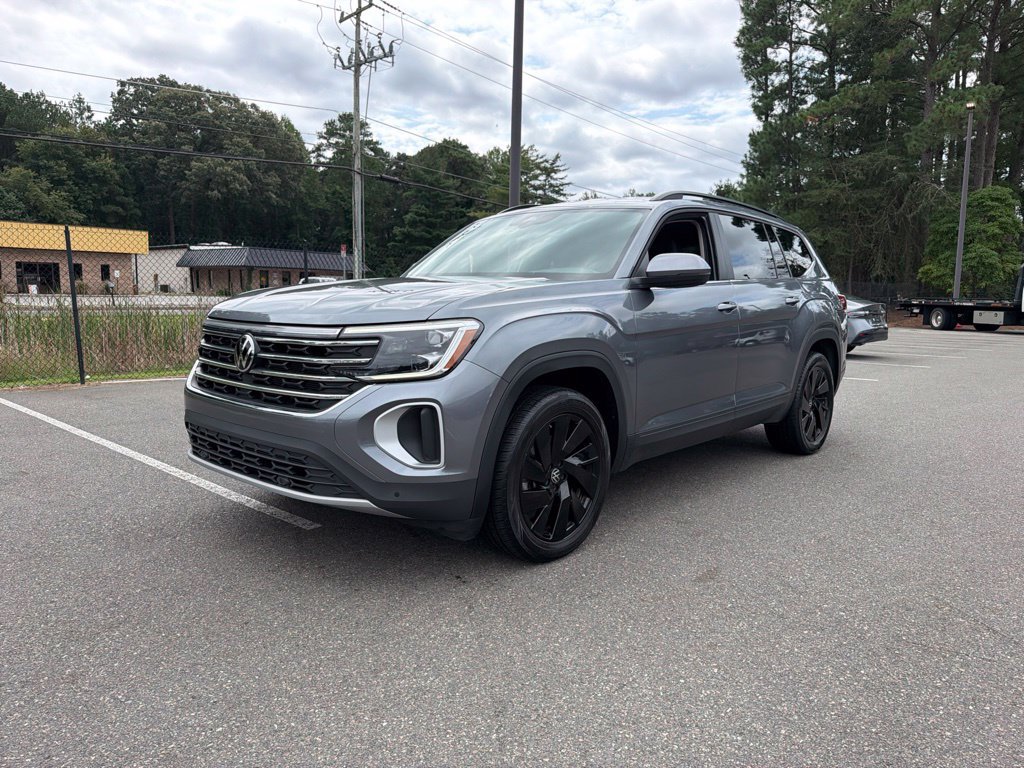 Used 2025 Volkswagen Atlas SE FWD image 2