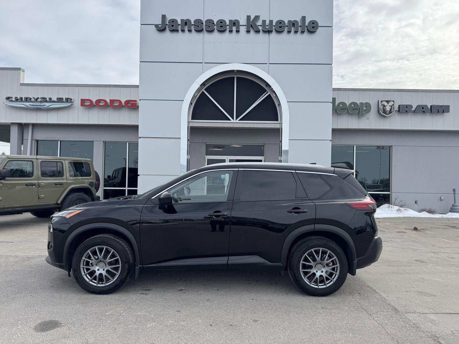 Used 2023 Nissan Rogue SV w/ SV Premium B Package AWD/4WD image 1