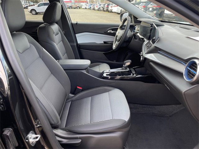 Used 2025 Chevrolet Trax LT w/ LT Convenience Package image 42