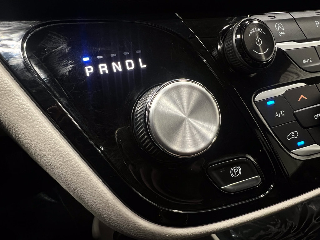 Used 2018 Chrysler Pacifica Touring-L FWD image 29
