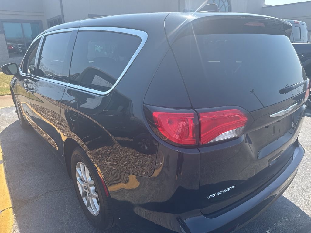 Used 2023 Chrysler Voyager LX image 2