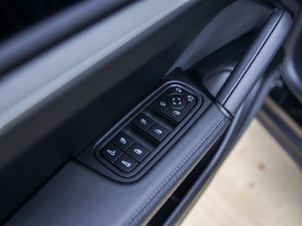 Certified 2025 Porsche Cayenne AWD/4WD image 28