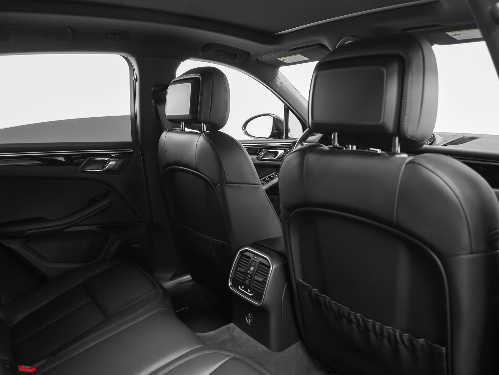 Certified 2024 Porsche Macan AWD/4WD image 26