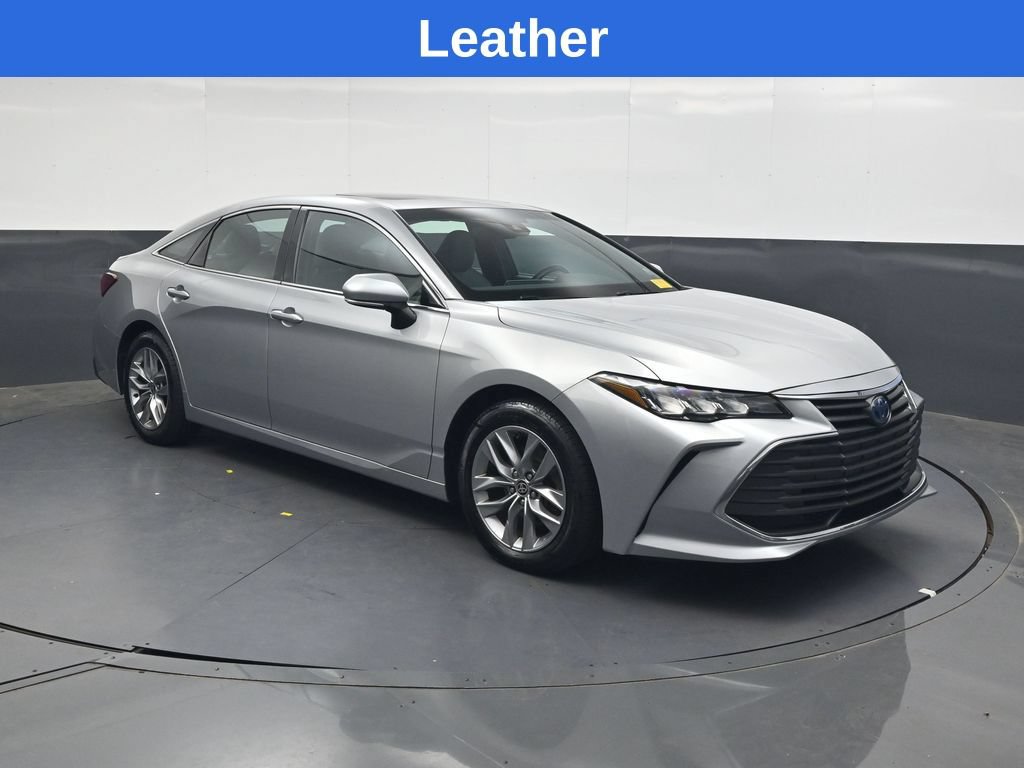 Used 2022 Toyota Avalon XLE w/ Moonroof Package FWD image 2