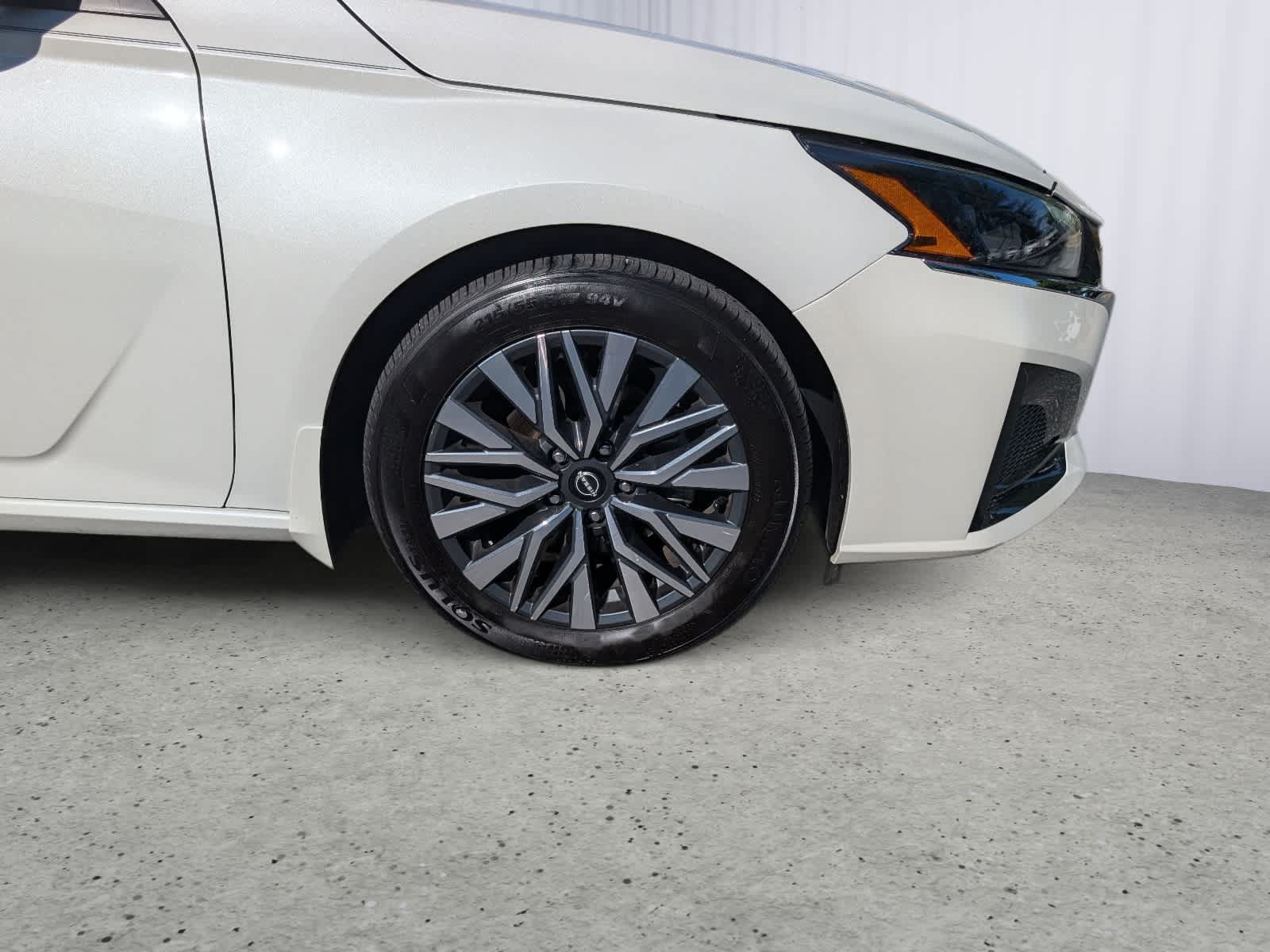 Used 2024 Nissan Altima 2.5 SV FWD image 9