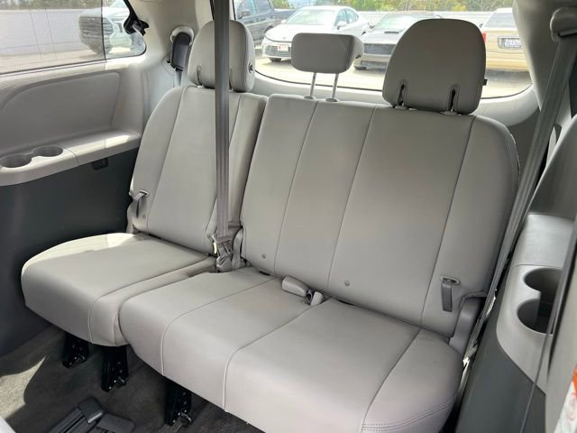 Used 2018 Toyota Sienna XLE w/ XLE Navigation Package image 16