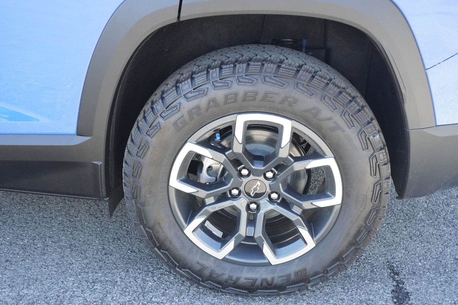 New 2026 Chevrolet Equinox ACTIV w/ Convenience Package III AWD/4WD image 11