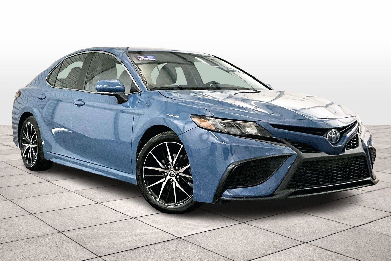 Used 2023 Toyota Camry SE image 2