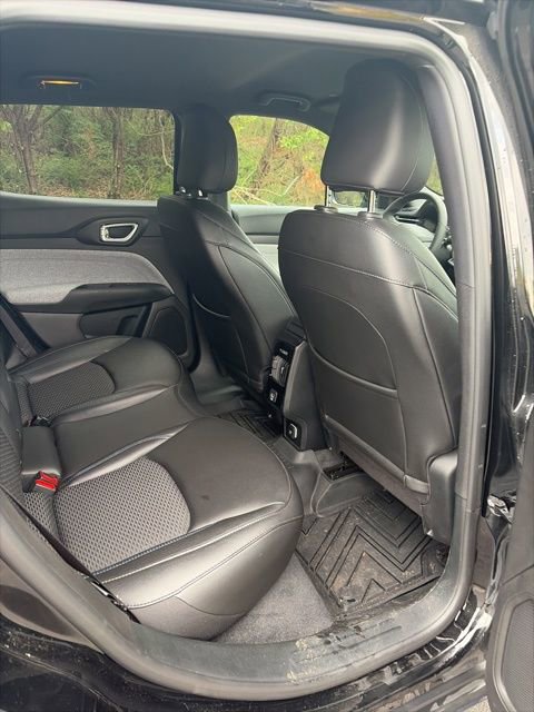 Used 2024 Jeep Compass Latitude image 23