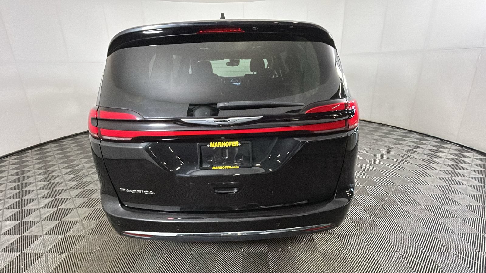 Used 2024 Chrysler Pacifica Touring-L FWD video 4
