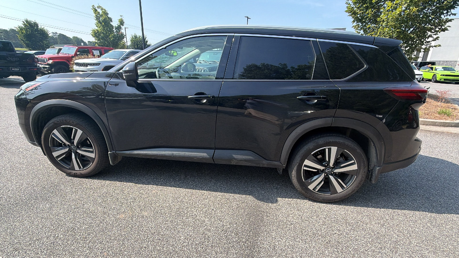 Used 2025 Nissan Rogue SL w/ SL Premium Package FWD image 11