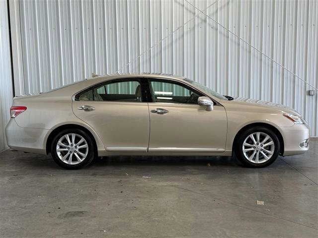 Used 2011 Lexus ES 350 w/ Luxury Pkg & Navigation FWD image 2