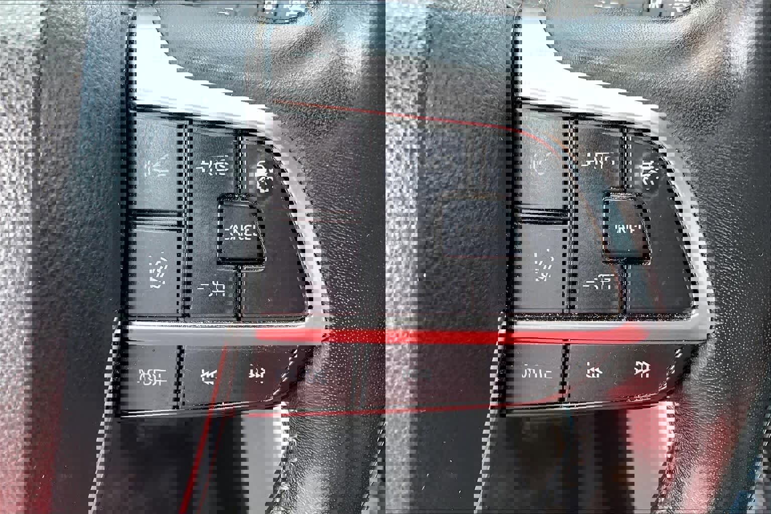 Used 2020 Toyota Highlander XLE AWD/4WD image 23