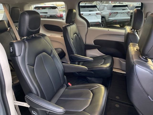 Used 2024 Chrysler Pacifica Touring-L image 35