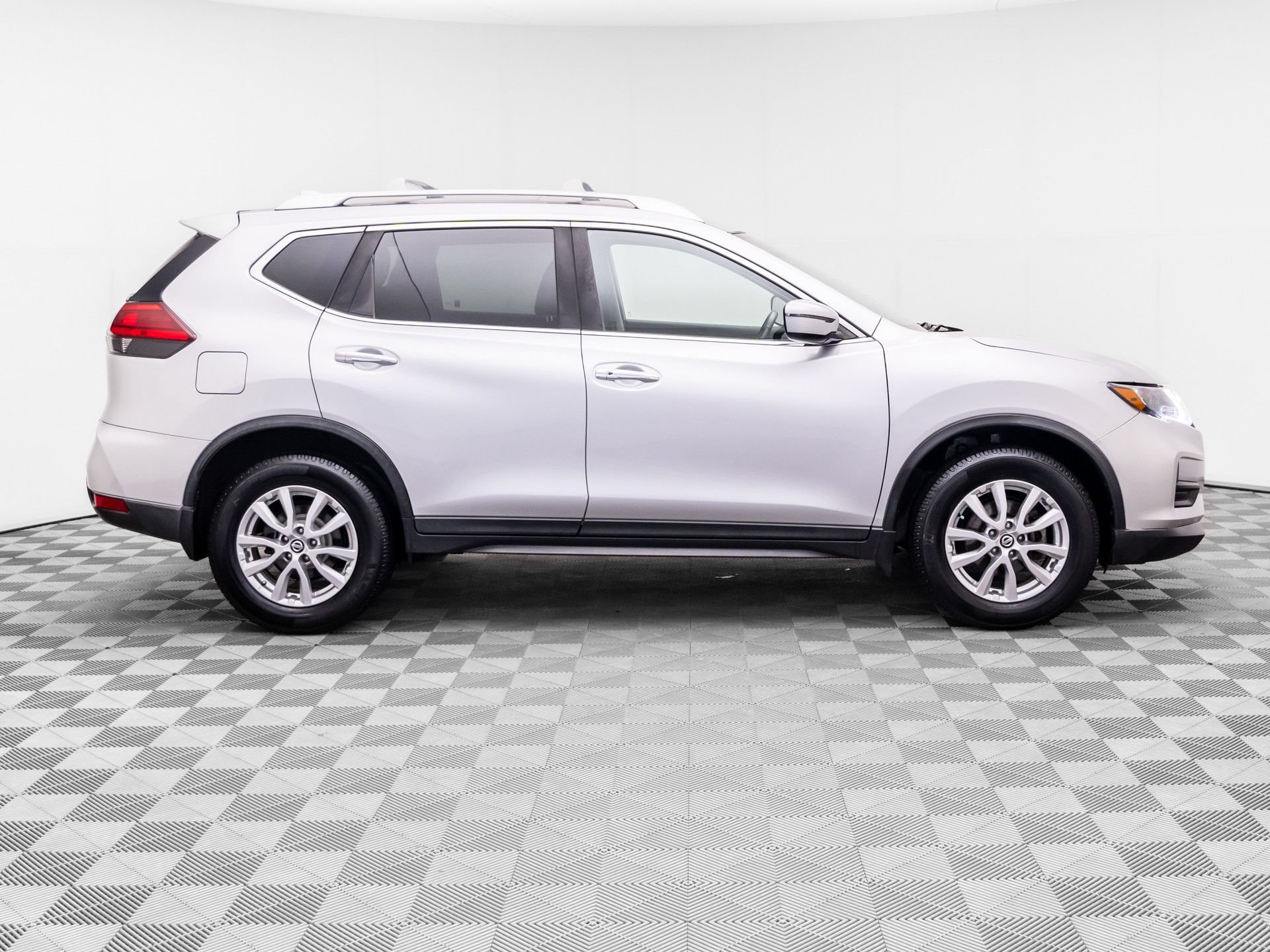 Used 2017 Nissan Rogue SV AWD/4WD image 8