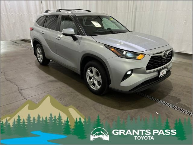 Used 2023 Toyota Highlander LE AWD/4WD image 1