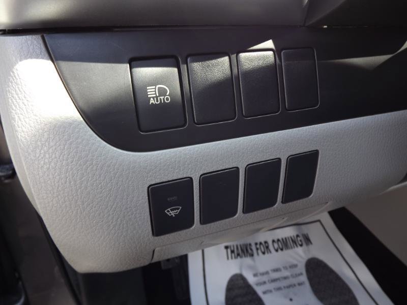 Used 2017 Toyota Highlander LE w/ Carpet Mat Package FWD image 12