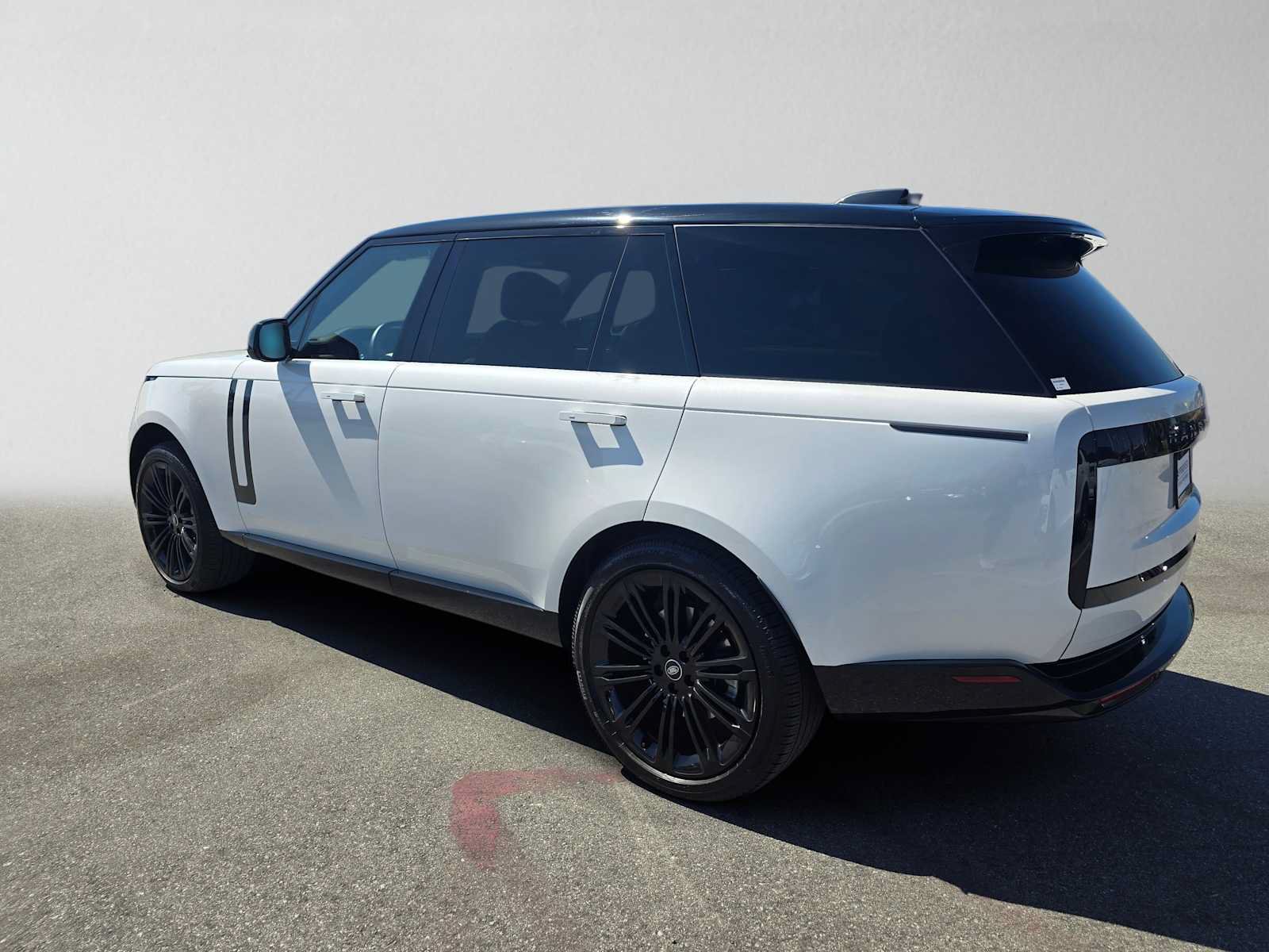 Used 2025 Land Rover Range Rover Long Wheelbase SE AWD/4WD image 3