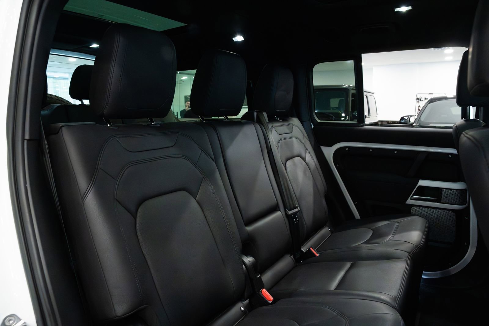 Used 2023 Land Rover Defender 130 SE image 24