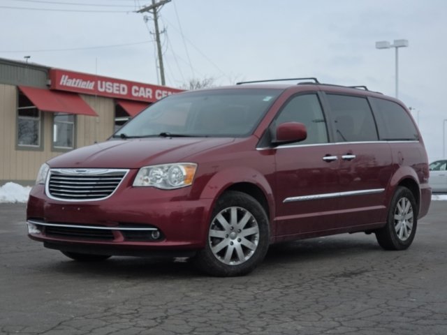 Used 2015 Chrysler Town & Country Touring w/ Driver Convenience Group image 2