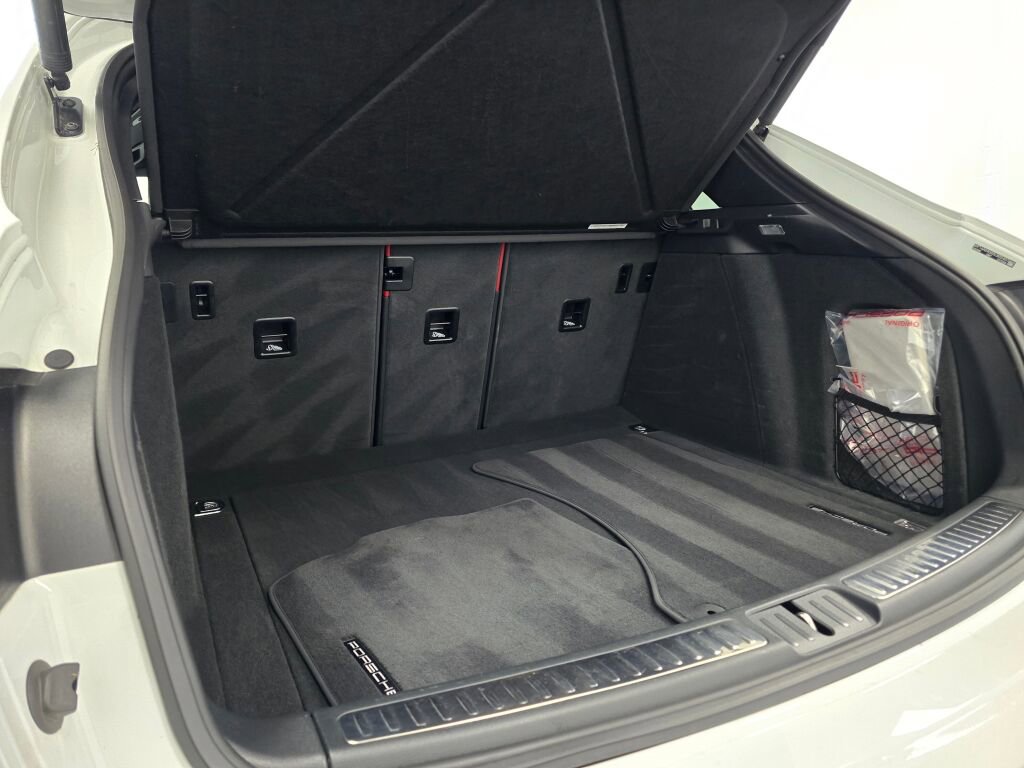 Certified 2025 Porsche Macan image 21
