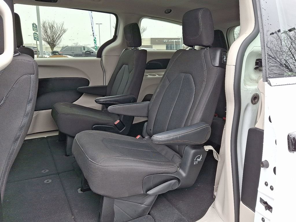 Used 2023 Chrysler Voyager LX image 11